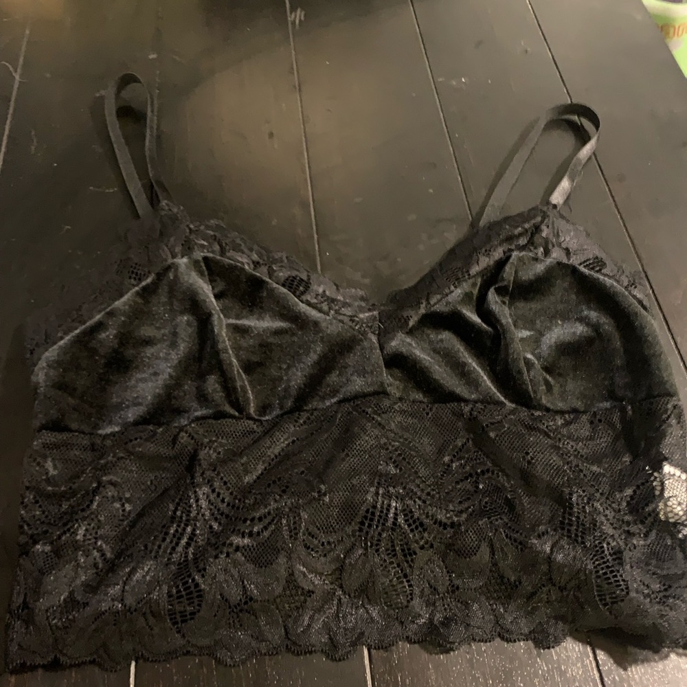 Medium woman’s laced black cropped top